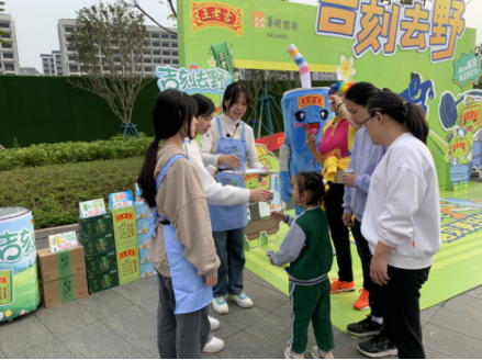 一群小孩在街道上描述已自动生成