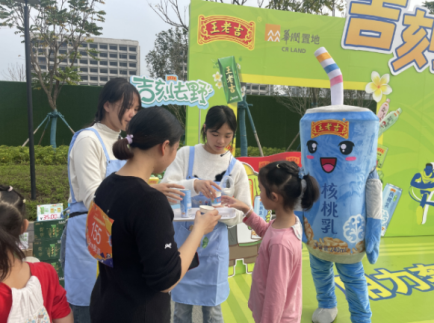 一群小孩正在玩耍描述已自动生成