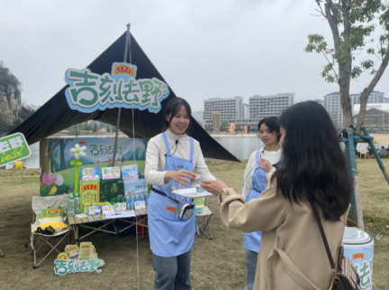 图片包含 户外, 草, 风筝, 人描述已自动生成