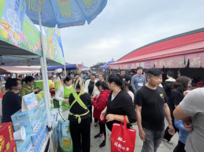 一群人在放风筝中度可信度描述已自动生成