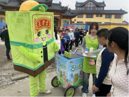 图片包含 人, 女人, 食物, 站描述已自动生成