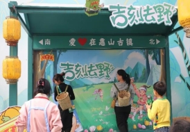 街道上有店铺的小孩们低可信度描述已自动生成