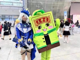 小孩们站在一起低可信度描述已自动生成