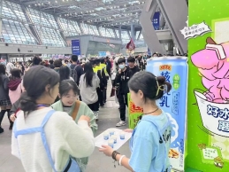 小孩站在人群中描述已自动生成