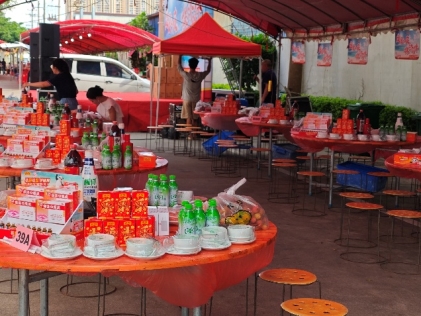 图片包含 桌子, 建筑, 户外, 食物
AI 生成的内容可能不正确。