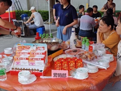 一群人在桌子前吃东西
AI 生成的内容可能不正确。