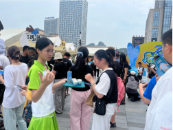 一群小孩站在人群中

AI 生成的内容可能不正确。