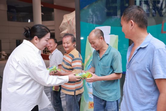 刑副书记为建筑工人送上慰问